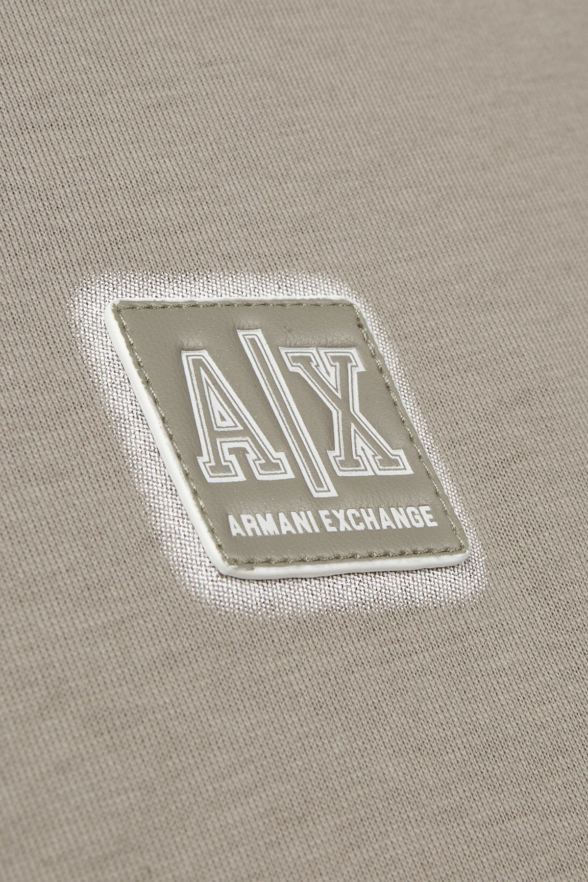 아르마니 익스체인지(ARMANI EXCHANGE) 남성 로고 패치 베이직 티셔츠_다크 베이지 A415130109