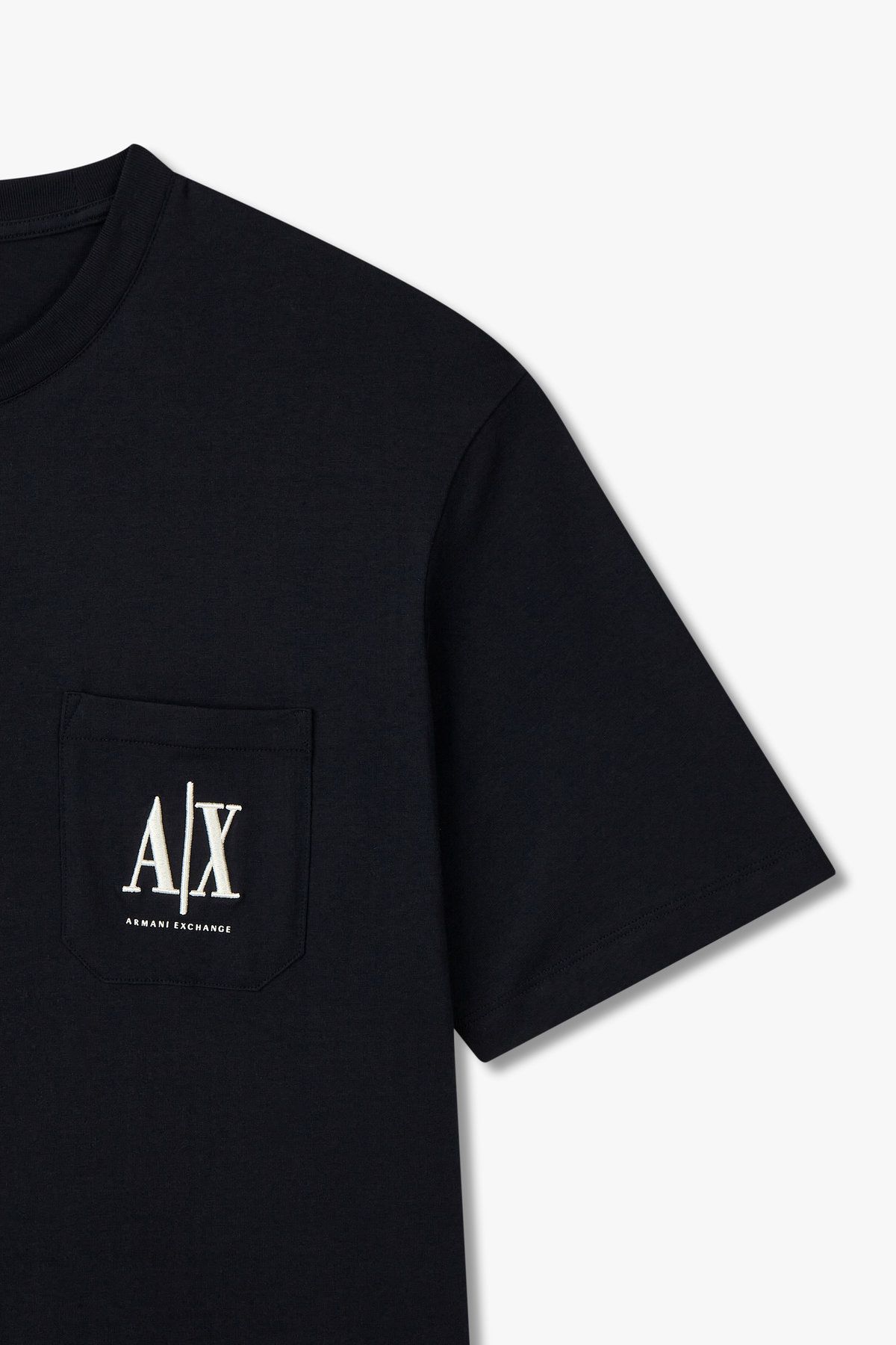 아르마니 익스체인지(ARMANI EXCHANGE) 남성 자수 로고 패치 포켓 티셔츠_다크 네이비 A415130106