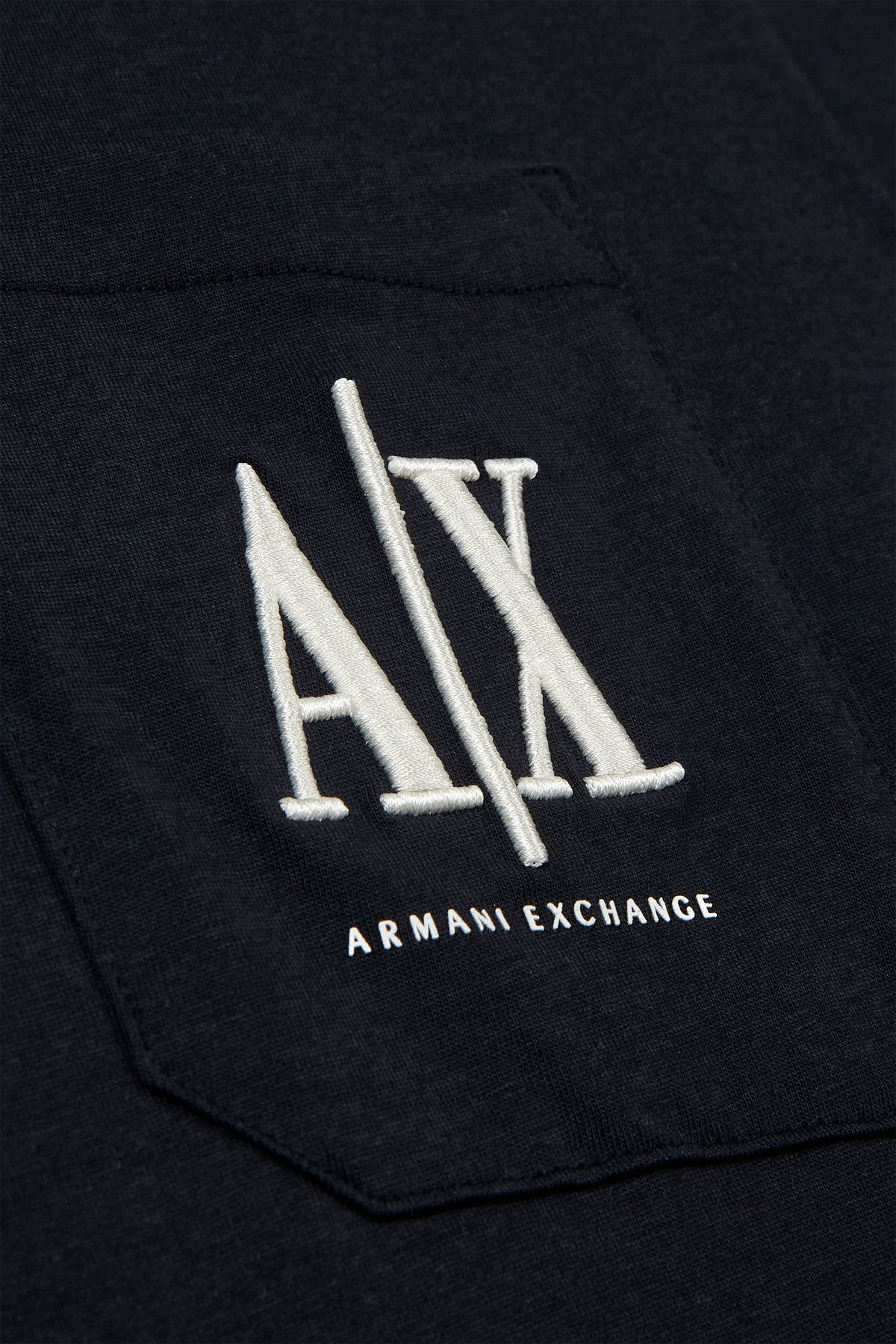 아르마니 익스체인지(ARMANI EXCHANGE) 남성 자수 로고 패치 포켓 티셔츠_다크 네이비 A415130106