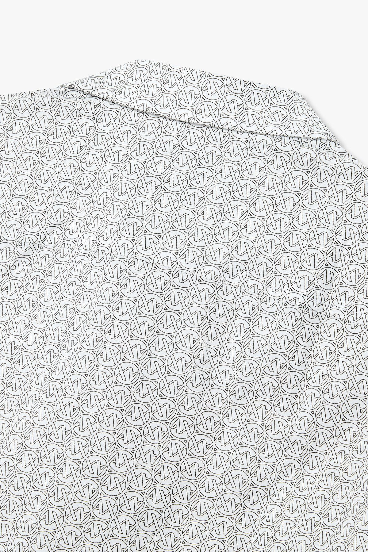 아르마니 익스체인지(ARMANI EXCHANGE) 남성 아웃 라인 로고 패턴 슬림 셔츠_오프 화이트 A415120013