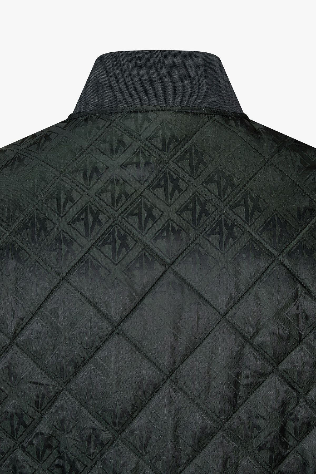 아르마니 익스체인지(ARMANI EXCHANGE) 남성 톤온톤 로고 패턴 퀼팅 자켓_다크 그린 A415110001