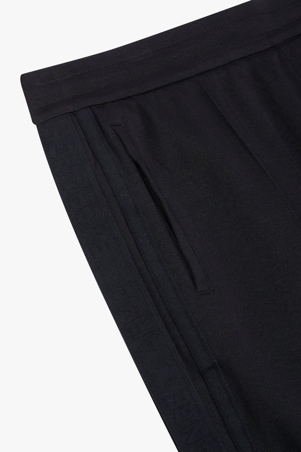 아르마니 익스체인지(ARMANI EXCHANGE) 남성 사이드 로고 테이프 밴딩 팬츠_블랙 A415142008