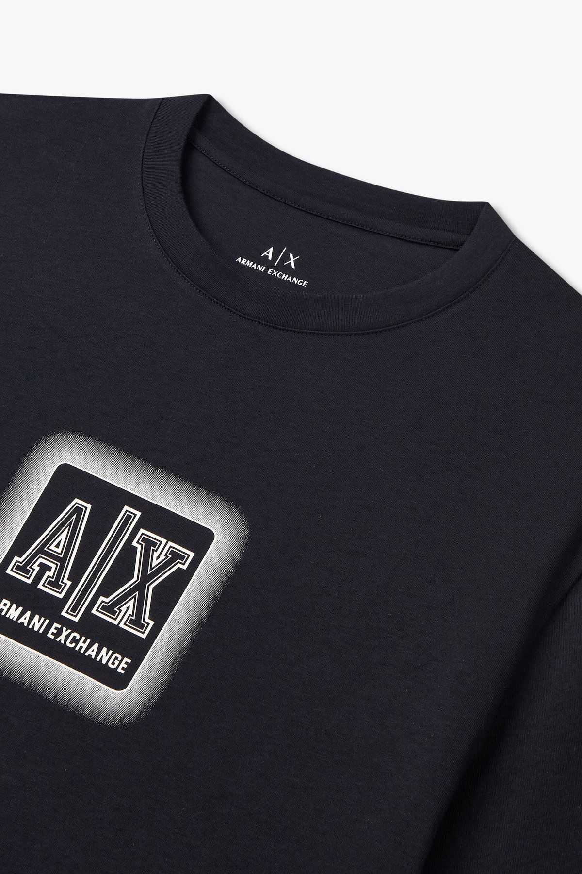 아르마니 익스체인지(ARMANI EXCHANGE) 남성 로고 프린트 크루넥 티셔츠_다크 네이비 A415130013
