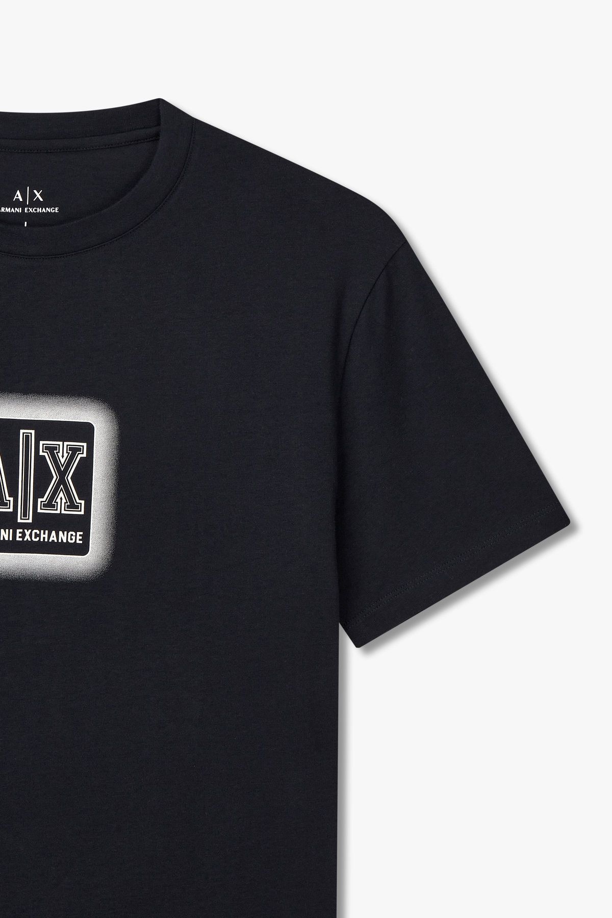 아르마니 익스체인지(ARMANI EXCHANGE) 남성 로고 프린트 크루넥 티셔츠_다크 네이비 A415130013