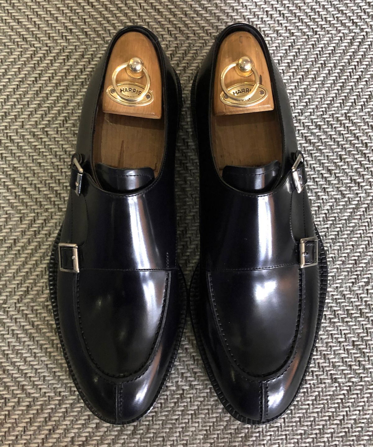 조앤슈(JOENSHOE) 벨라 유팁 실버버클 몽크스트랩 블랙
