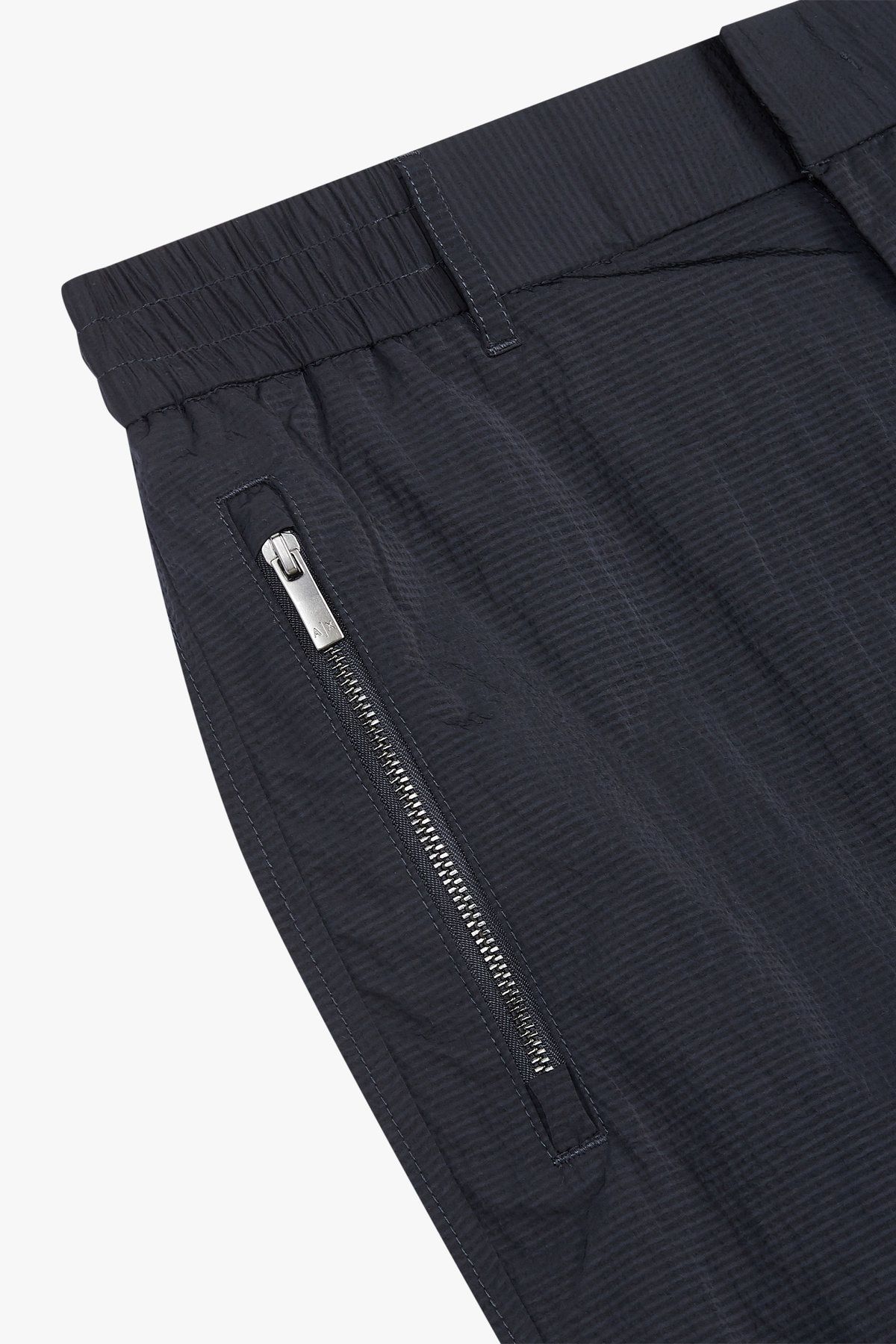 아르마니 익스체인지(ARMANI EXCHANGE) 남성 백 메탈 로고 나일론 밴딩 팬츠_다크 네이비 A415142013