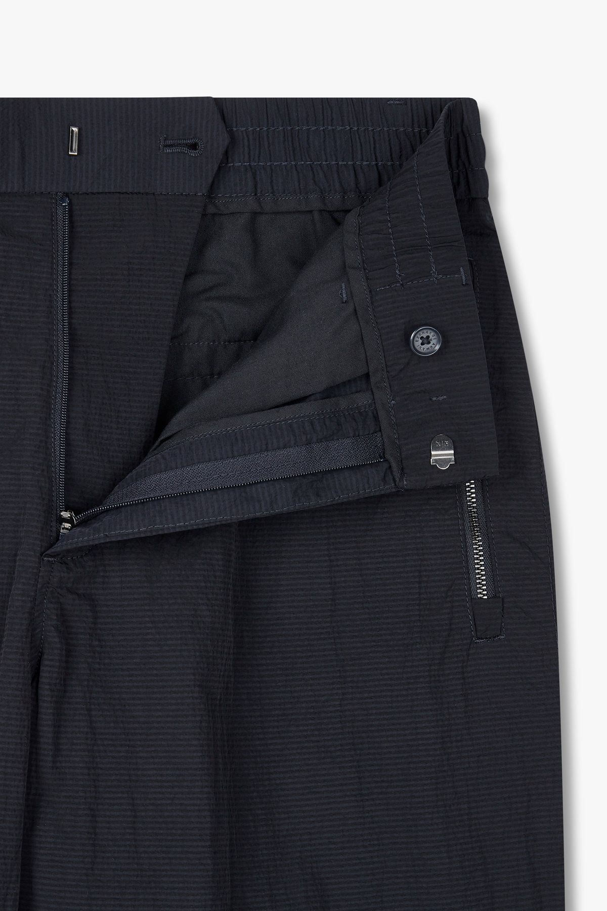 아르마니 익스체인지(ARMANI EXCHANGE) 남성 백 메탈 로고 나일론 밴딩 팬츠_다크 네이비 A415142013