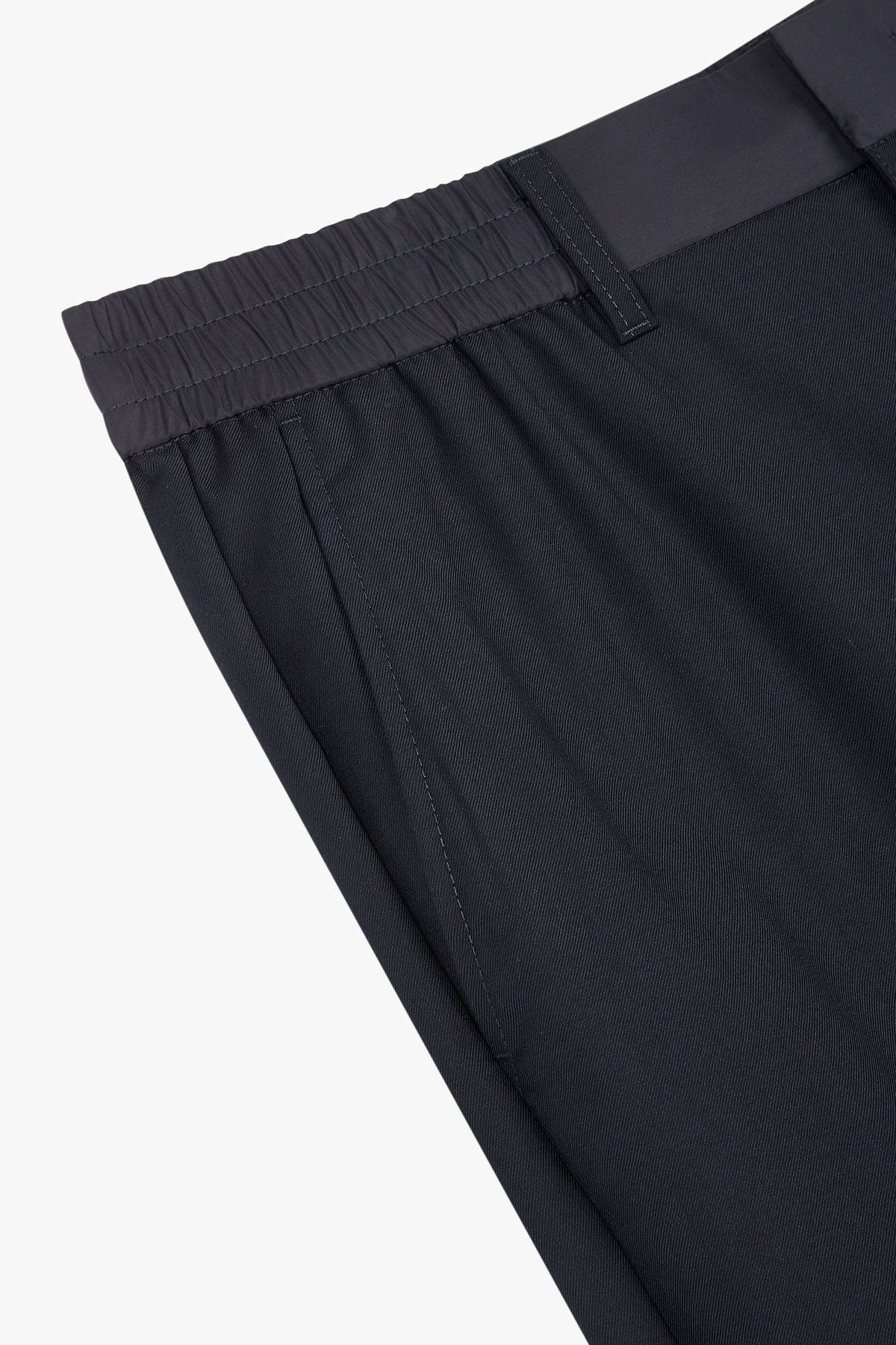 아르마니 익스체인지(ARMANI EXCHANGE) 남성 백 메탈 로고 절개 디테일 팬츠_다크 네이비 A415142001