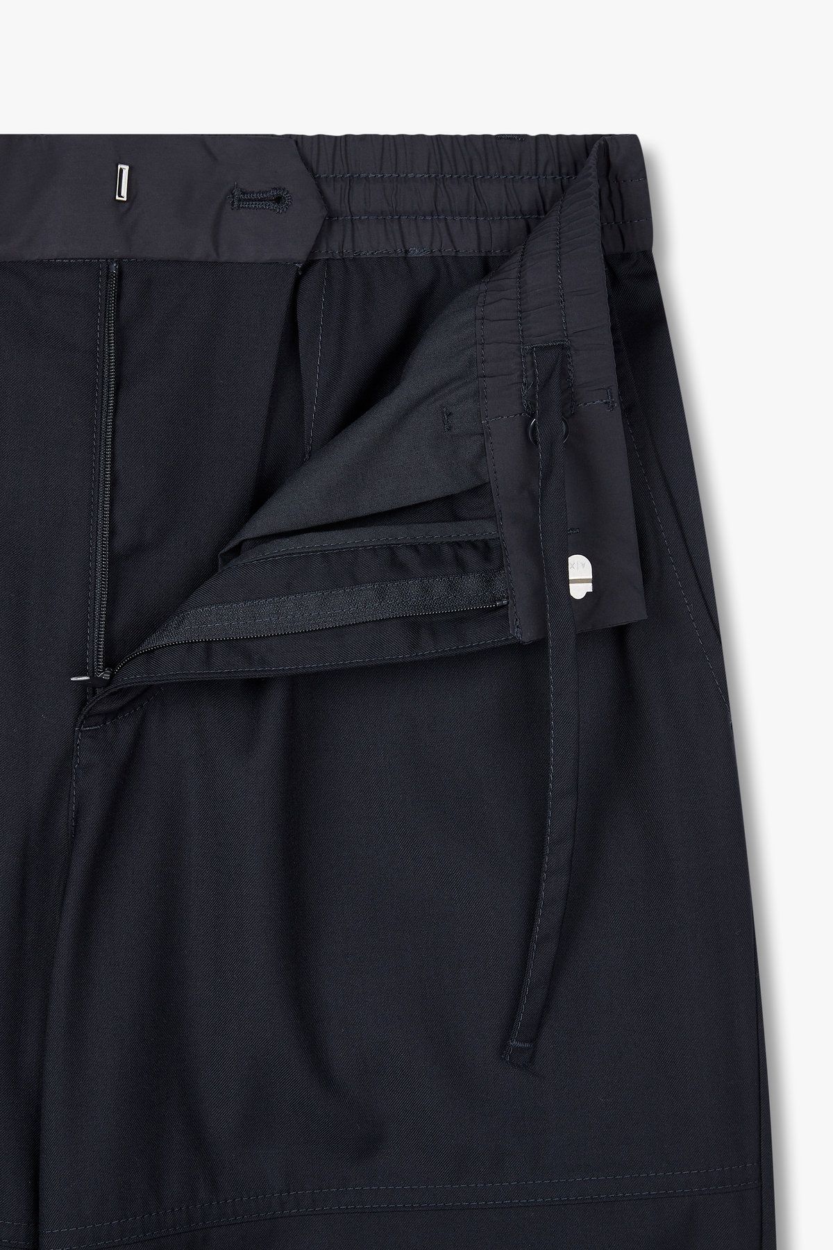 아르마니 익스체인지(ARMANI EXCHANGE) 남성 백 메탈 로고 절개 디테일 팬츠_다크 네이비 A415142001