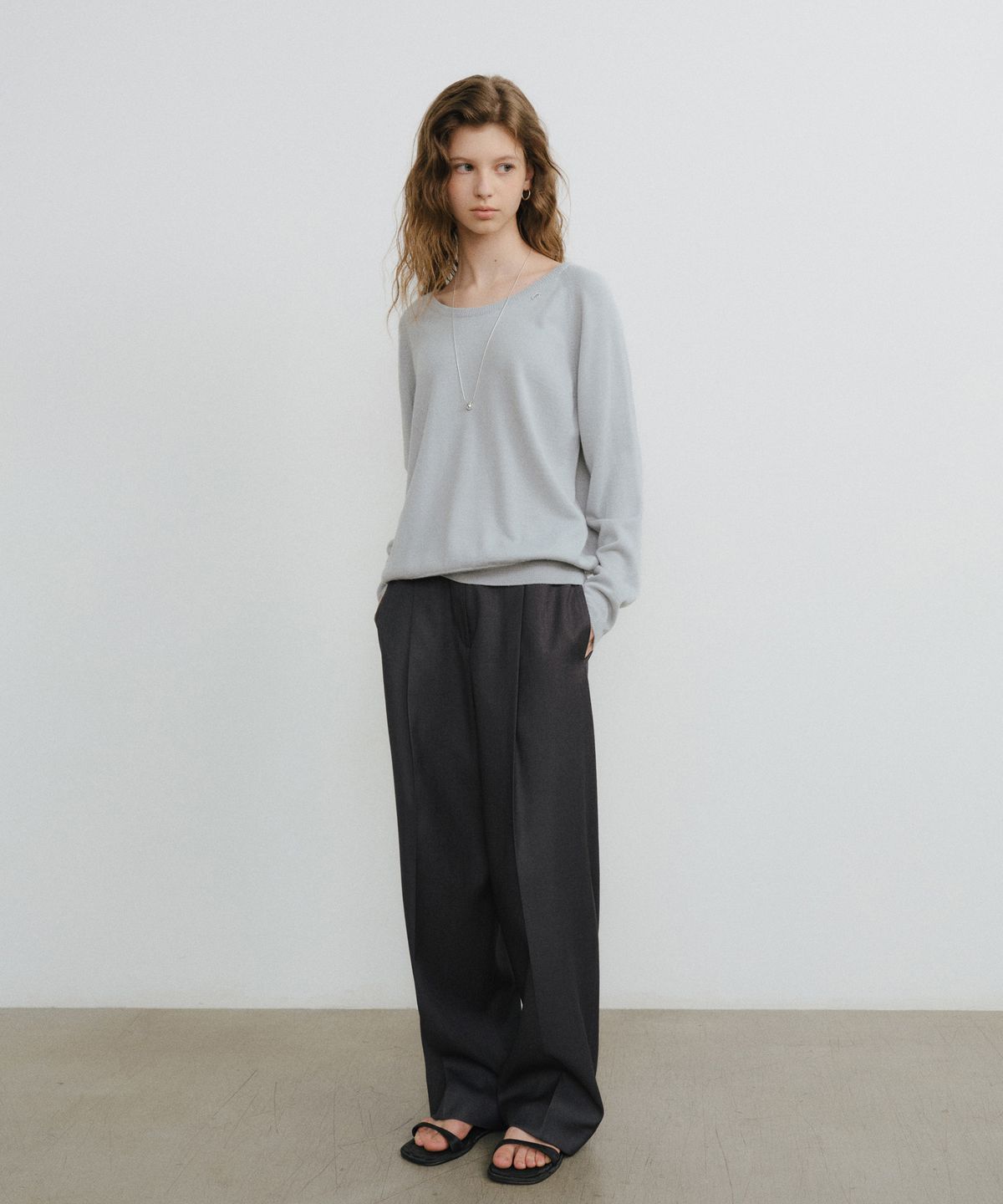 유라고(URAGO) Peony wool U-neck knit