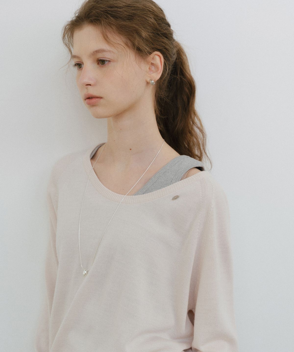 유라고(URAGO) Peony wool U-neck knit