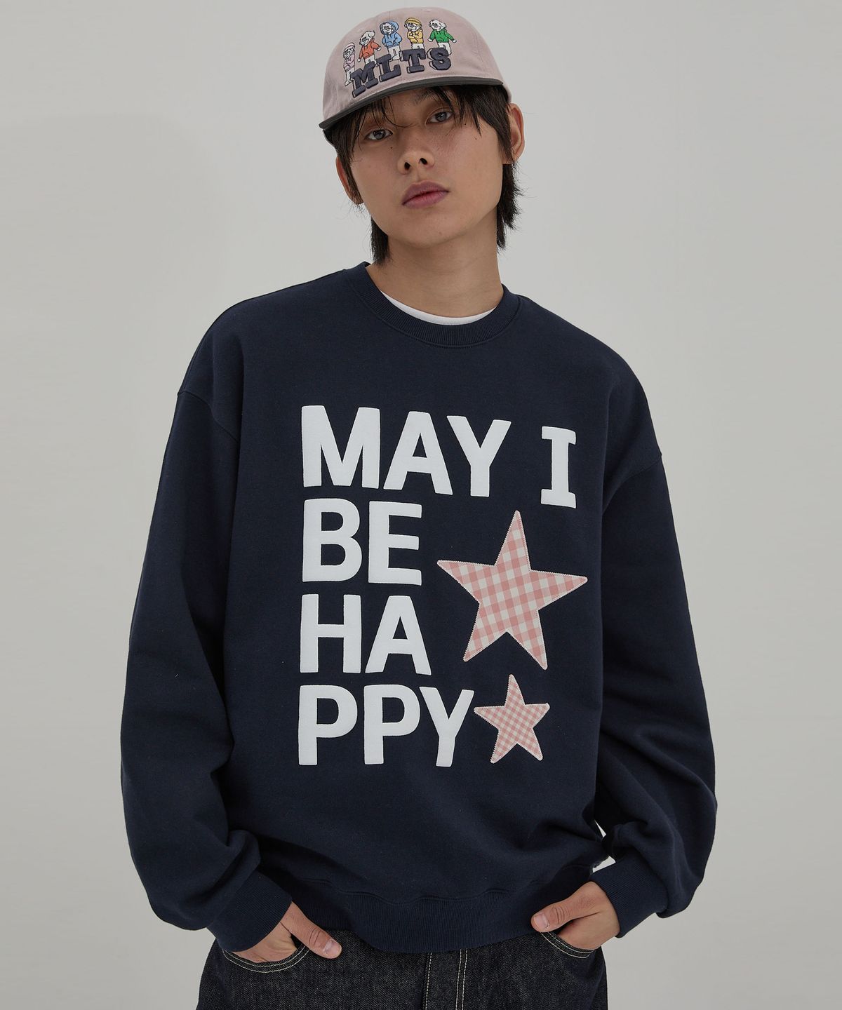 와이케이(WAIKEI) MAY I BE HAPPY 맨투맨 네이비