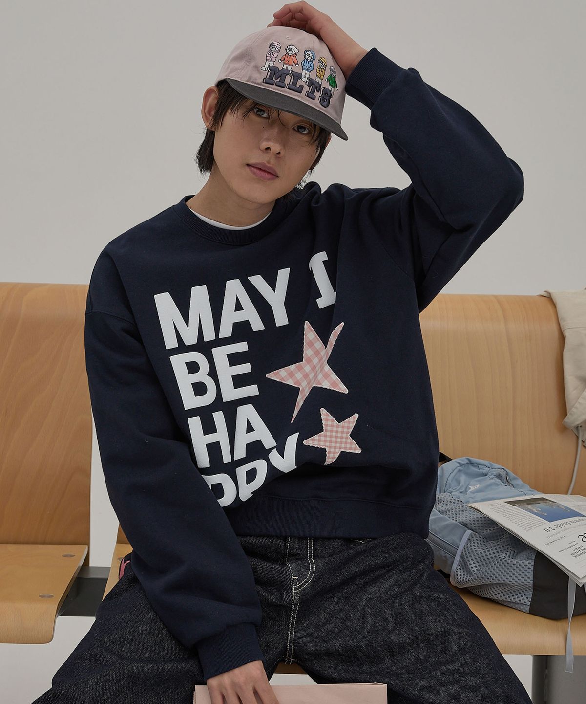 와이케이(WAIKEI) MAY I BE HAPPY 맨투맨 네이비