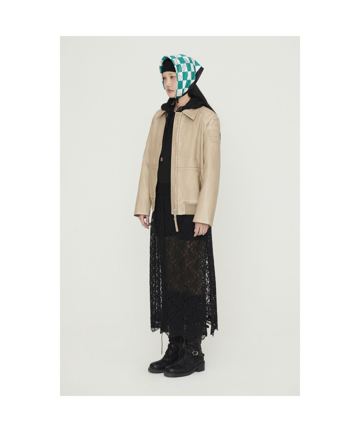 럭키슈에뜨(LUCKY CHOUETTE) Embroidery Point Cropped Hoodie T-shirt (black) LFTAS25280BKX