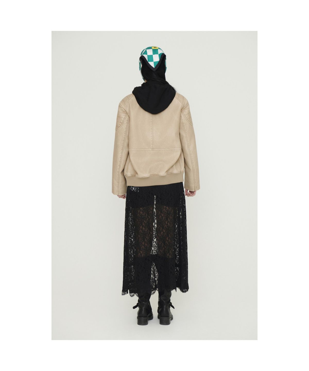 럭키슈에뜨(LUCKY CHOUETTE) Embroidery Point Cropped Hoodie T-shirt (black) LFTAS25280BKX