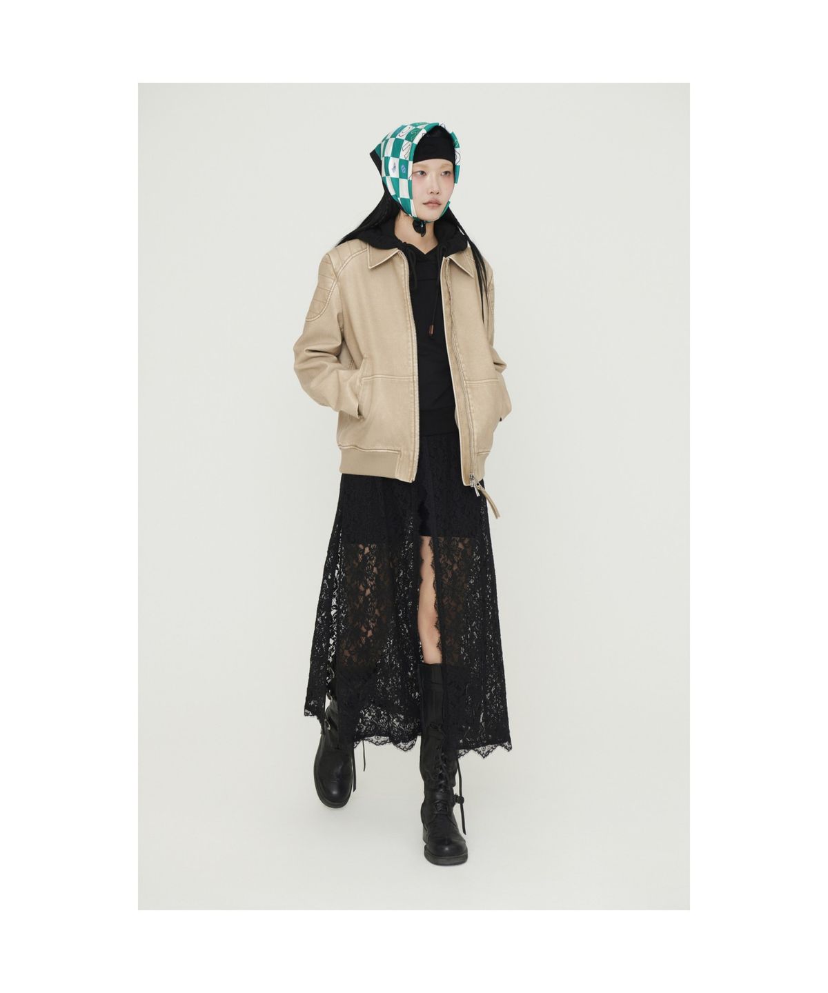럭키슈에뜨(LUCKY CHOUETTE) Embroidery Point Cropped Hoodie T-shirt (black) LFTAS25280BKX