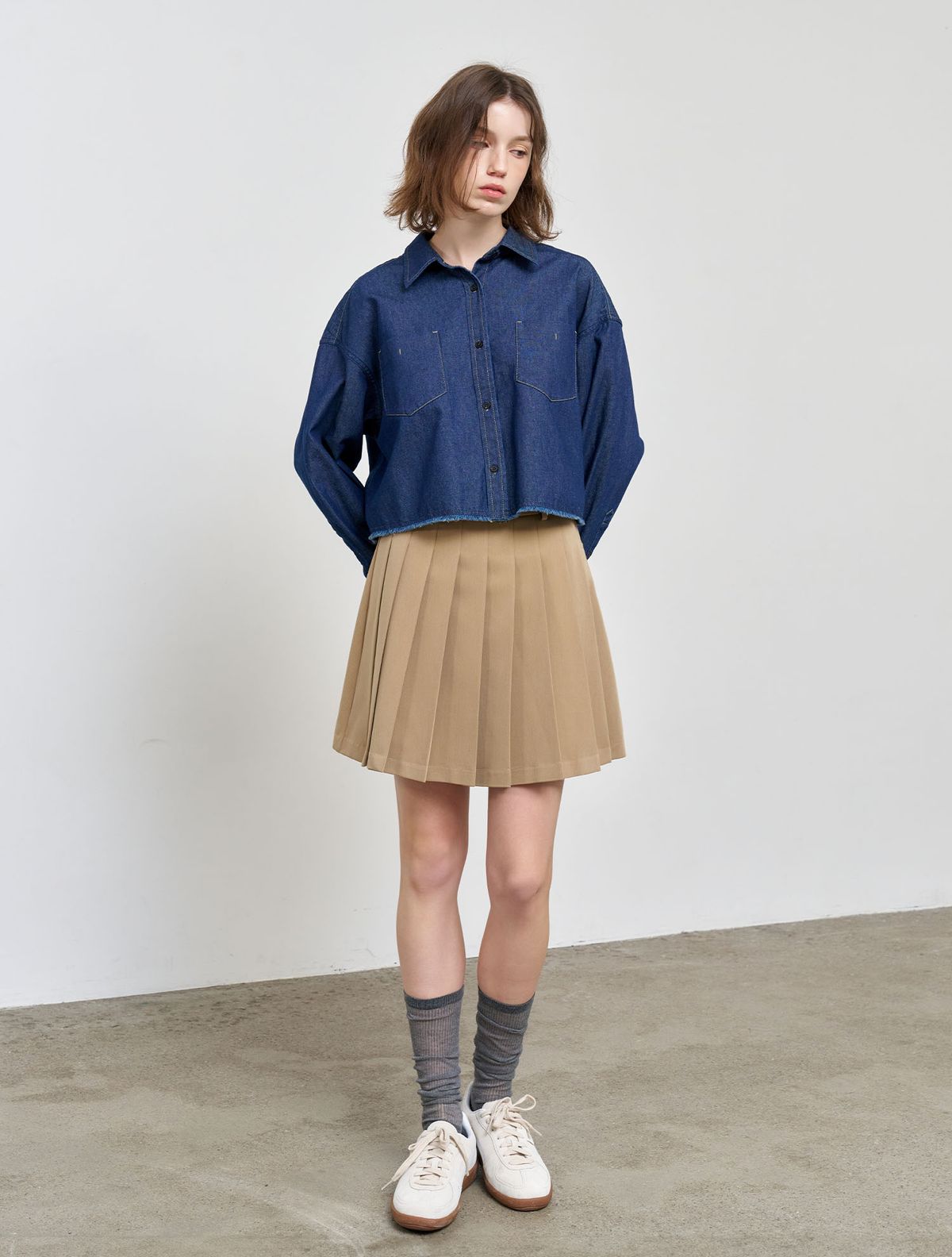 제너럴아이디어(GENERALIDEA) 데님 워싱 세미 크롭 셔츠 [NAVY] / WBE1L03504