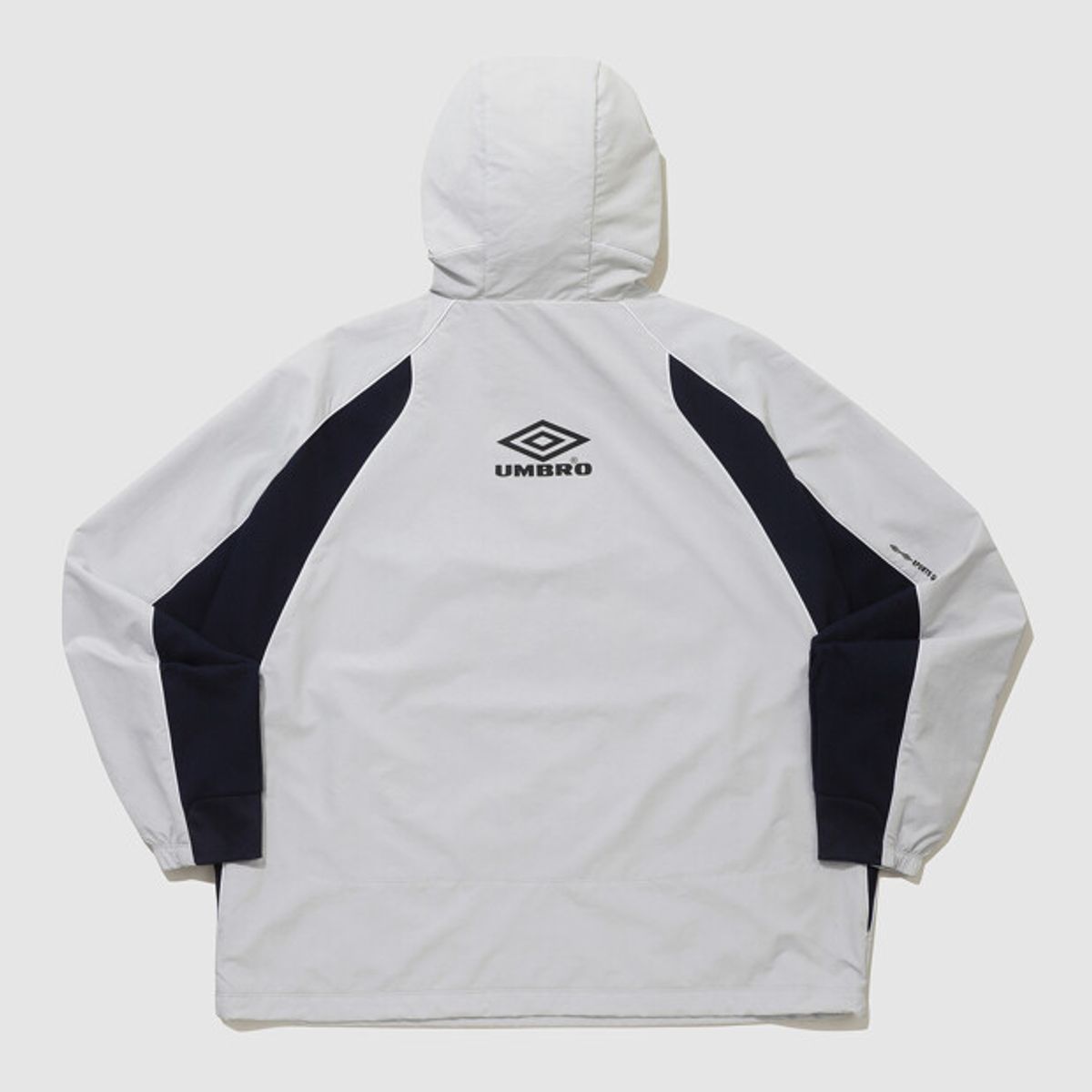 엄브로(UMBRO) 엔지니어드 레터링 후드 아노락 라이트 그레이(UQ121CWT24)