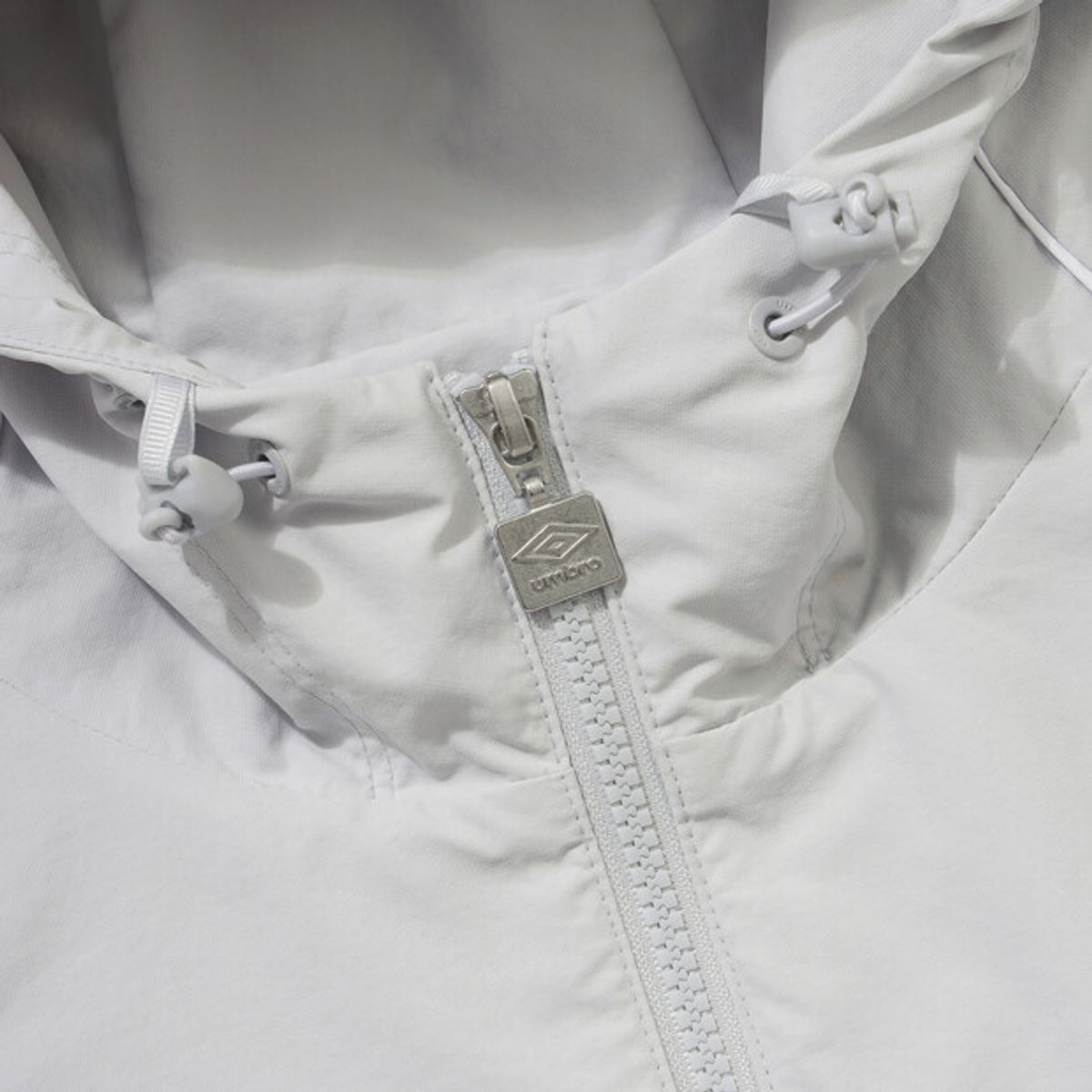 엄브로(UMBRO) 엔지니어드 레터링 후드 아노락 라이트 그레이(UQ121CWT24)