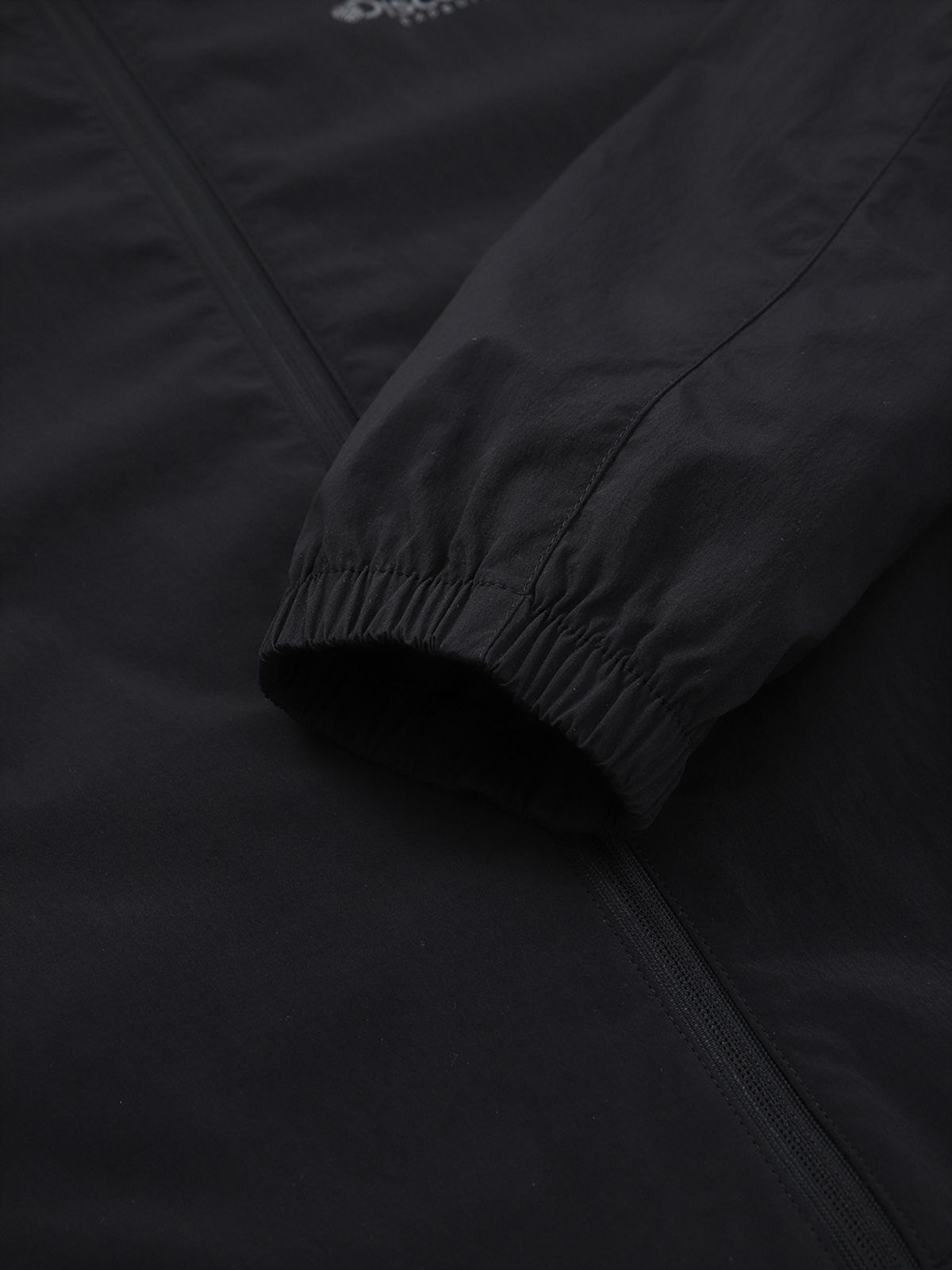 디스커버리 익스페디션(DISCOVERY EXPEDITION) 프레시벤트 여성 폴튼 경량 세미오버핏 트레이닝 자켓 (BLACK)