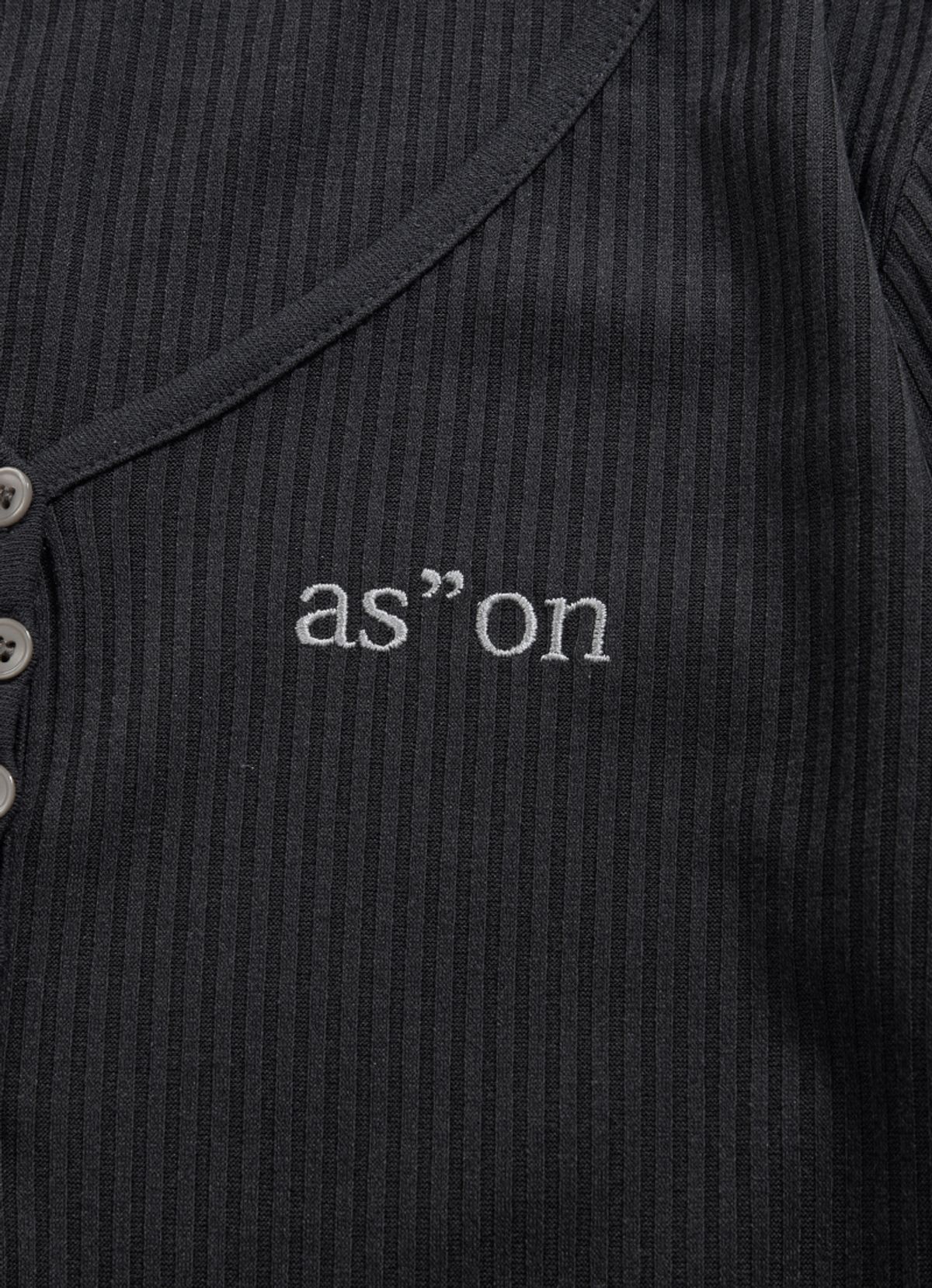 애즈온(ASON) WISH RIBBED BUTTON TEE / CHARCOAL