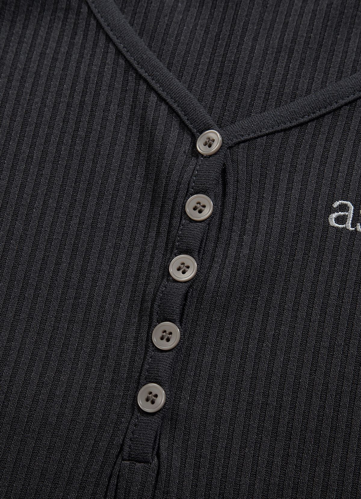 애즈온(ASON) WISH RIBBED BUTTON TEE / CHARCOAL