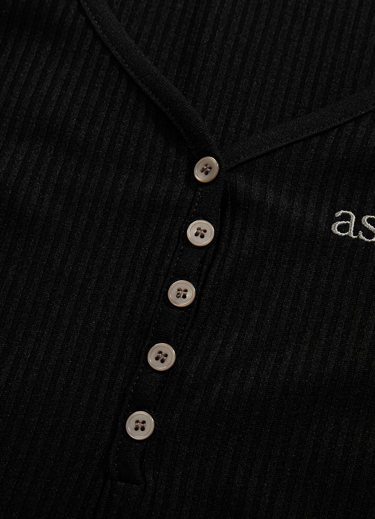 애즈온(ASON) WISH RIBBED BUTTON TEE / BLACK