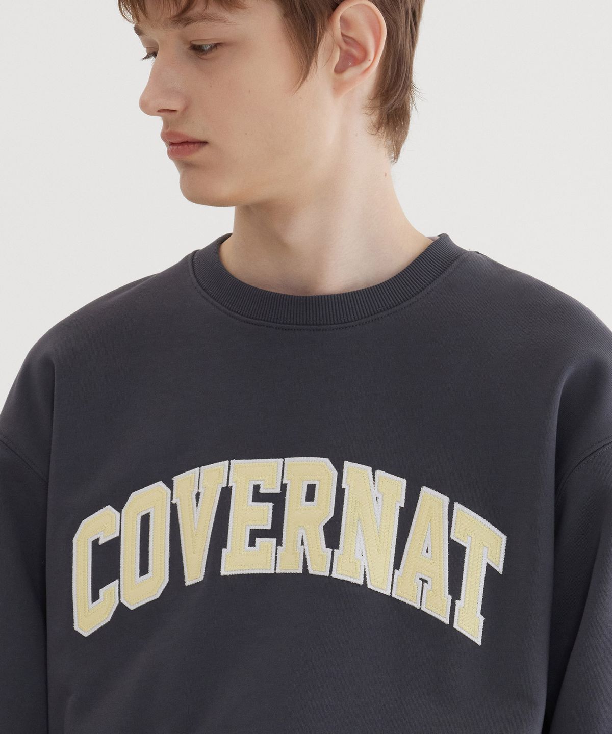 커버낫(COVERNAT) 아치로고 맨투맨 Charcoal