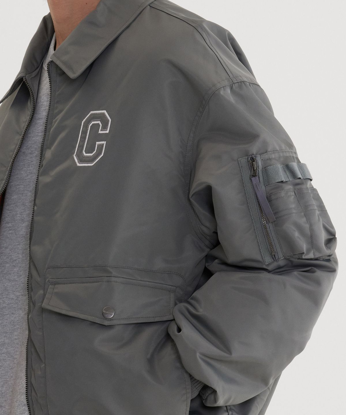 커버낫(COVERNAT) C 로고 카라 MA-1 자켓 Sage Gray
