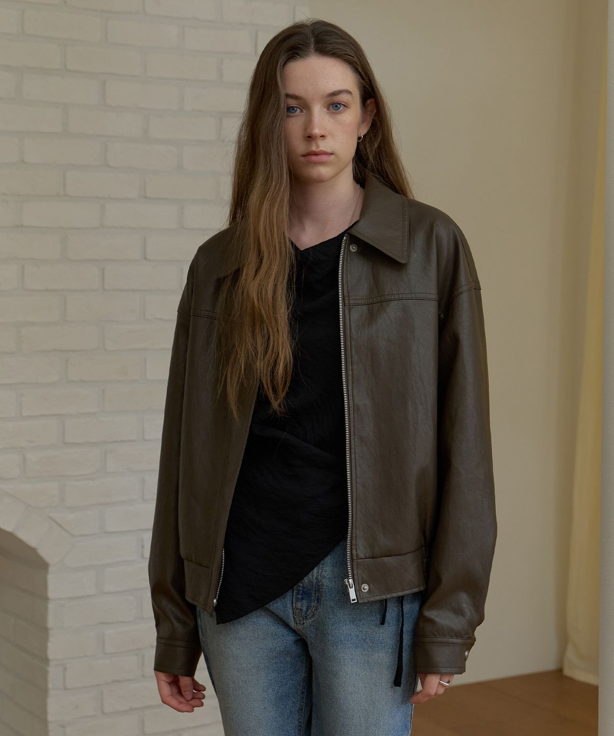 어몽(AMONG) A FAUX LEATHER JUMPER_BROWN