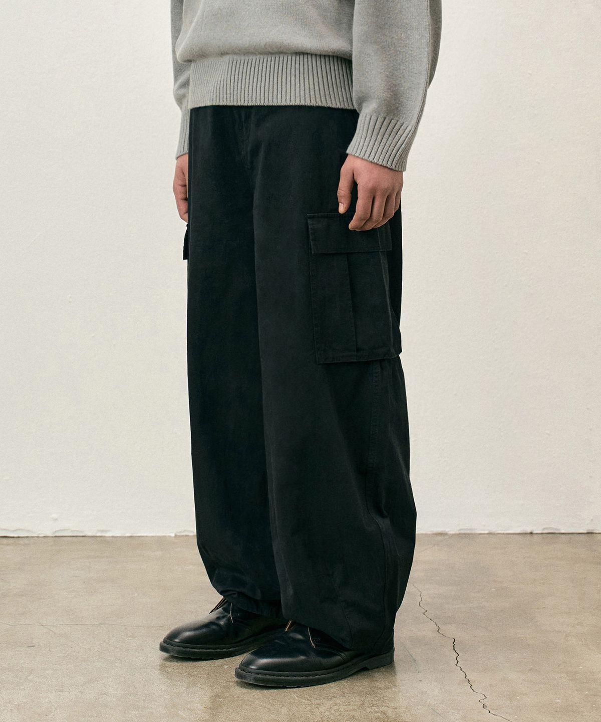 커스텀어클락(COSTUME O’CLOCK) 코튼 워시드 벌룬 카고 팬츠 블랙 COOSPT244BLACK