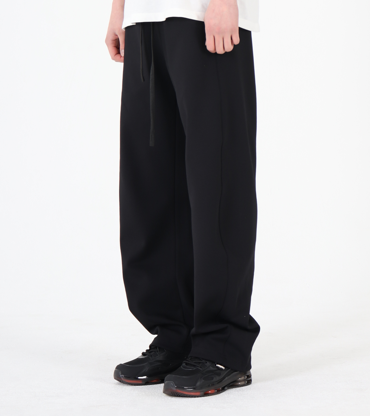 버튼서울(BUTTON SEOUL) 커브드 스트링 스웻 팬츠 (블랙)