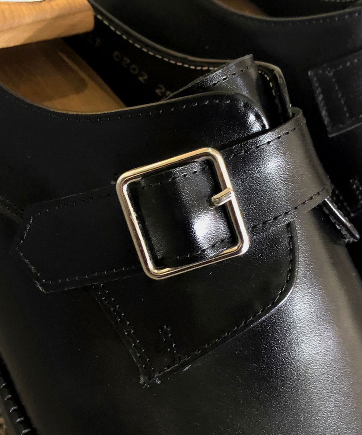 조앤슈(JOENSHOE) 웨인쇼터 싱글 몽크스트랩 블랙