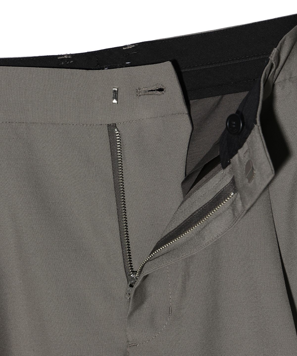 이에이(IEY) DEMIAN COMFORT SLACKS Khaki