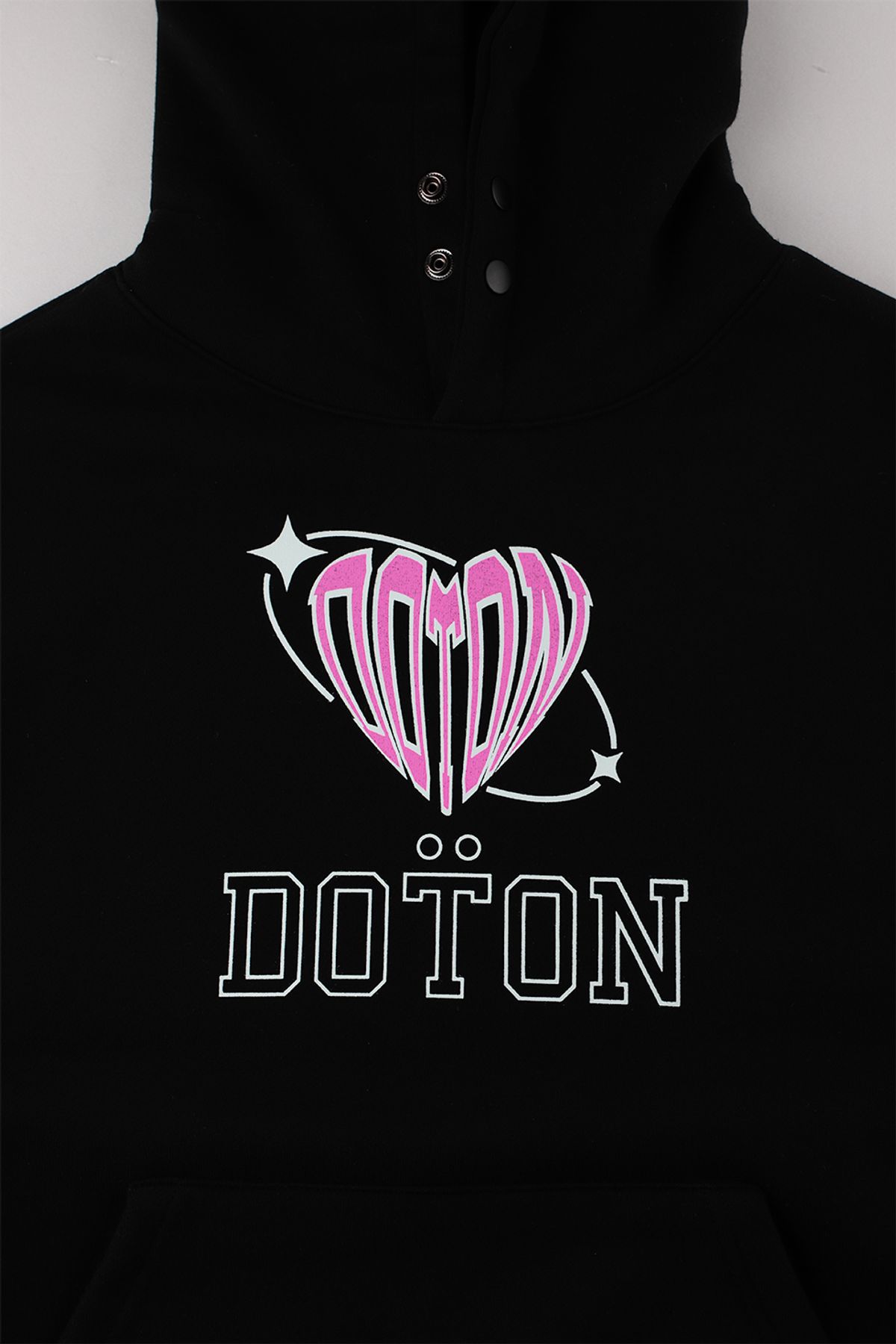 도톤(DOTON) 핑크 하트 프린트 스냅 후드티(블랙)