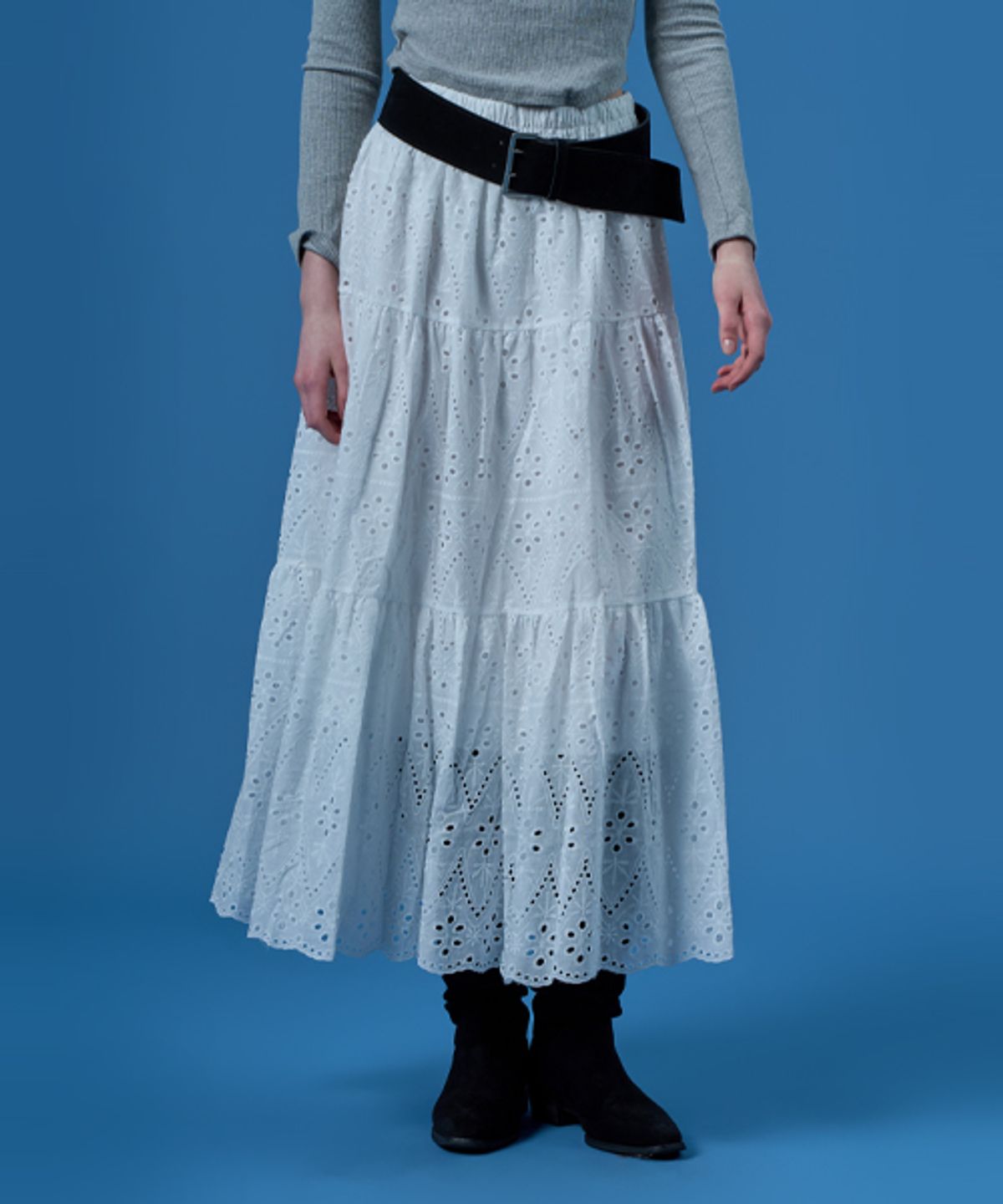 콜릿(KOLEAT) 레이스 자수 플라워 플레어 롱스커트 [WHITE] KCL.
