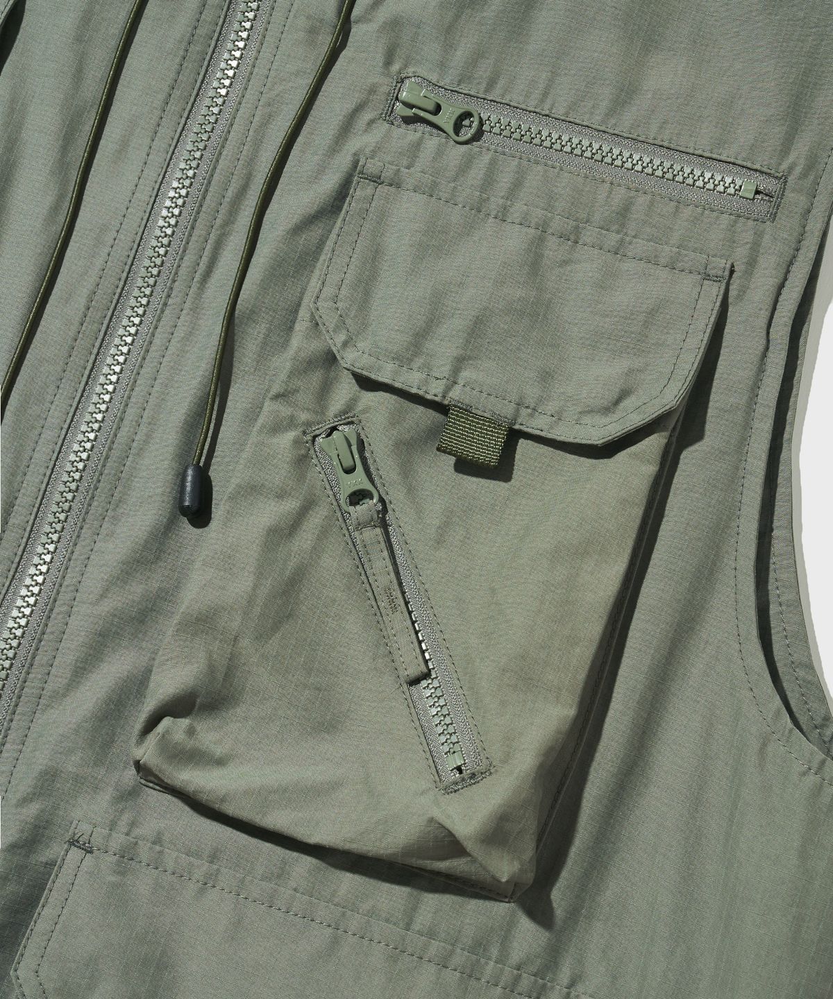 아웃스탠딩(OUTSTANDING) SAFARI HOOD VEST_L.GREEN