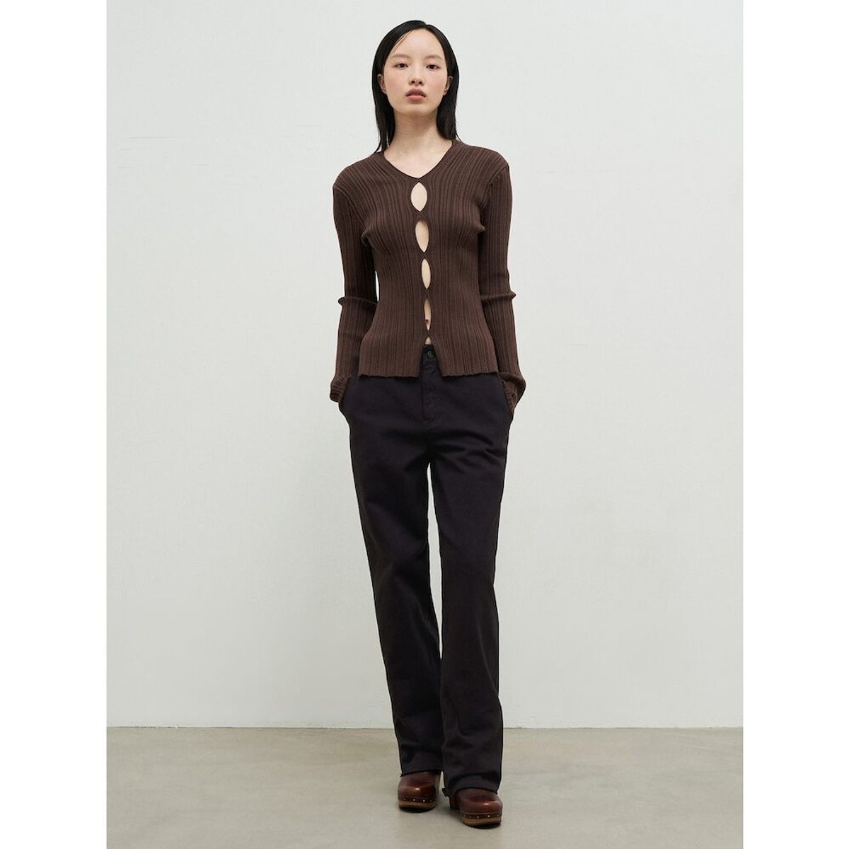 앙개(ANGGAE) V Neck Slit Knit Pullover  Brown