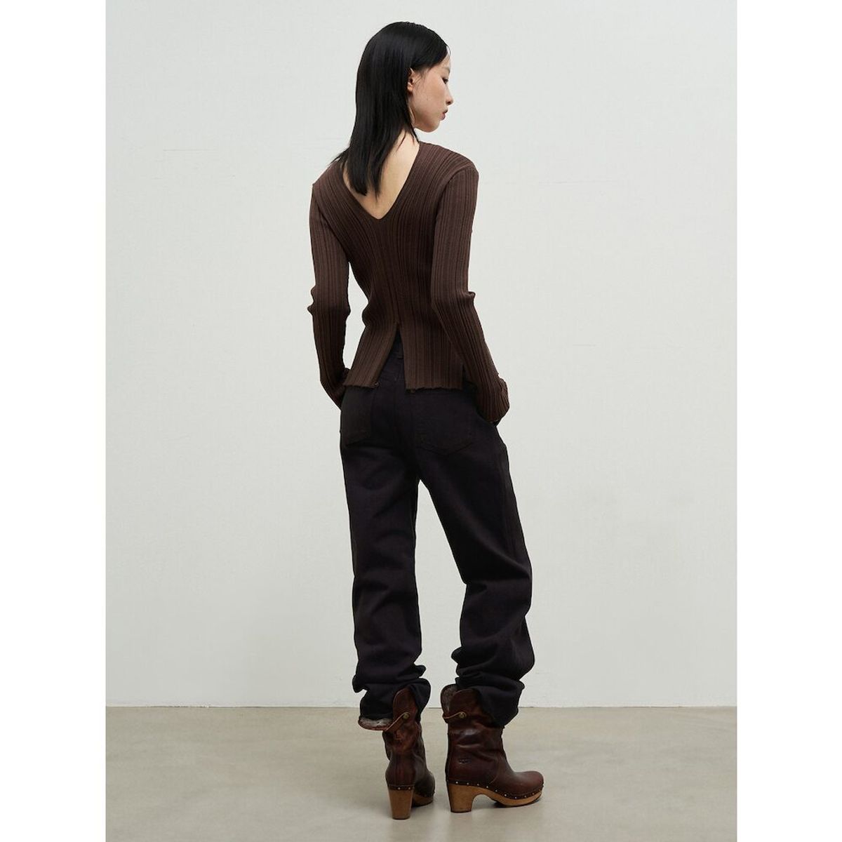 앙개(ANGGAE) V Neck Slit Knit Pullover  Brown