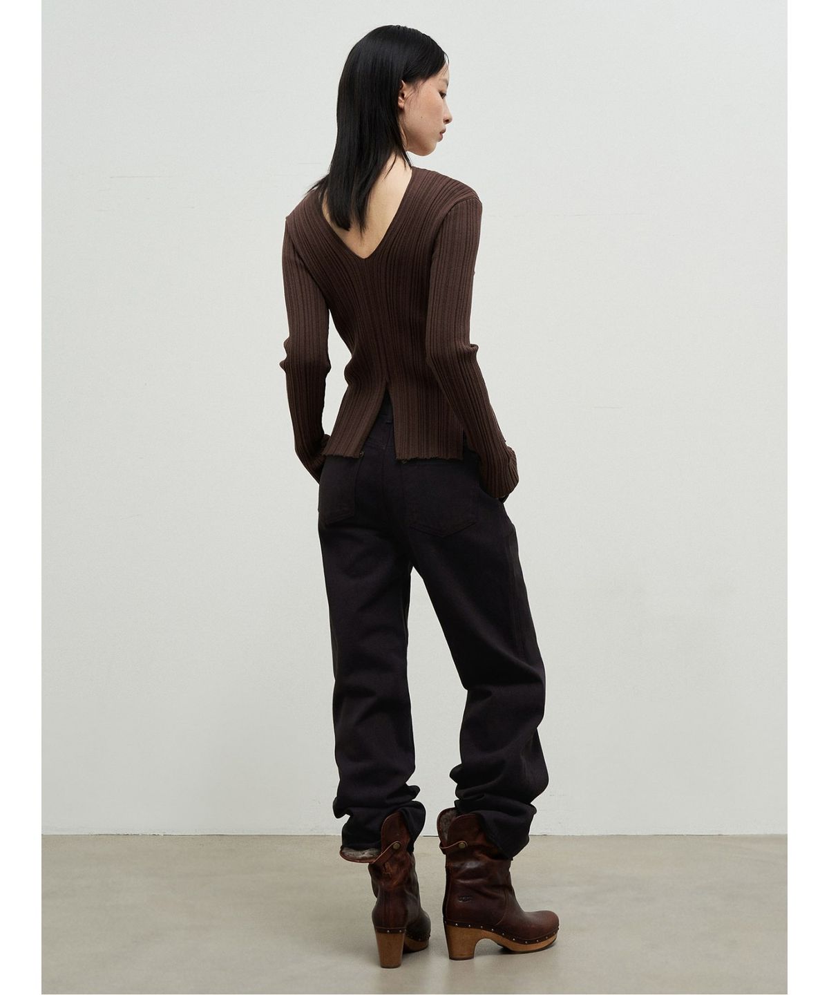 앙개(ANGGAE) V Neck Slit Knit Pullover  Brown