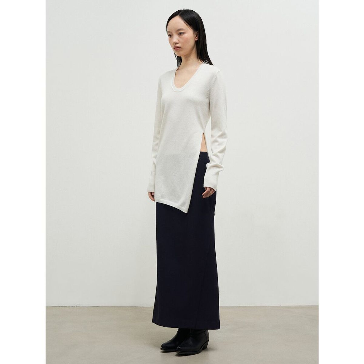 앙개(ANGGAE) U Neck Long Slit Pullover  White