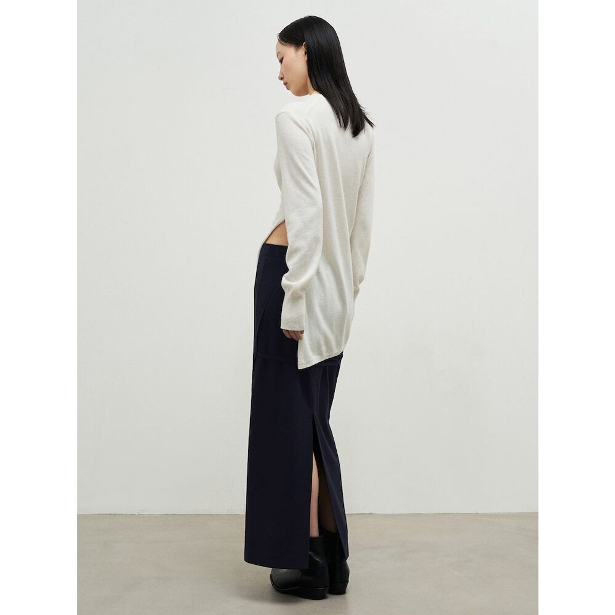 앙개(ANGGAE) U Neck Long Slit Pullover  White