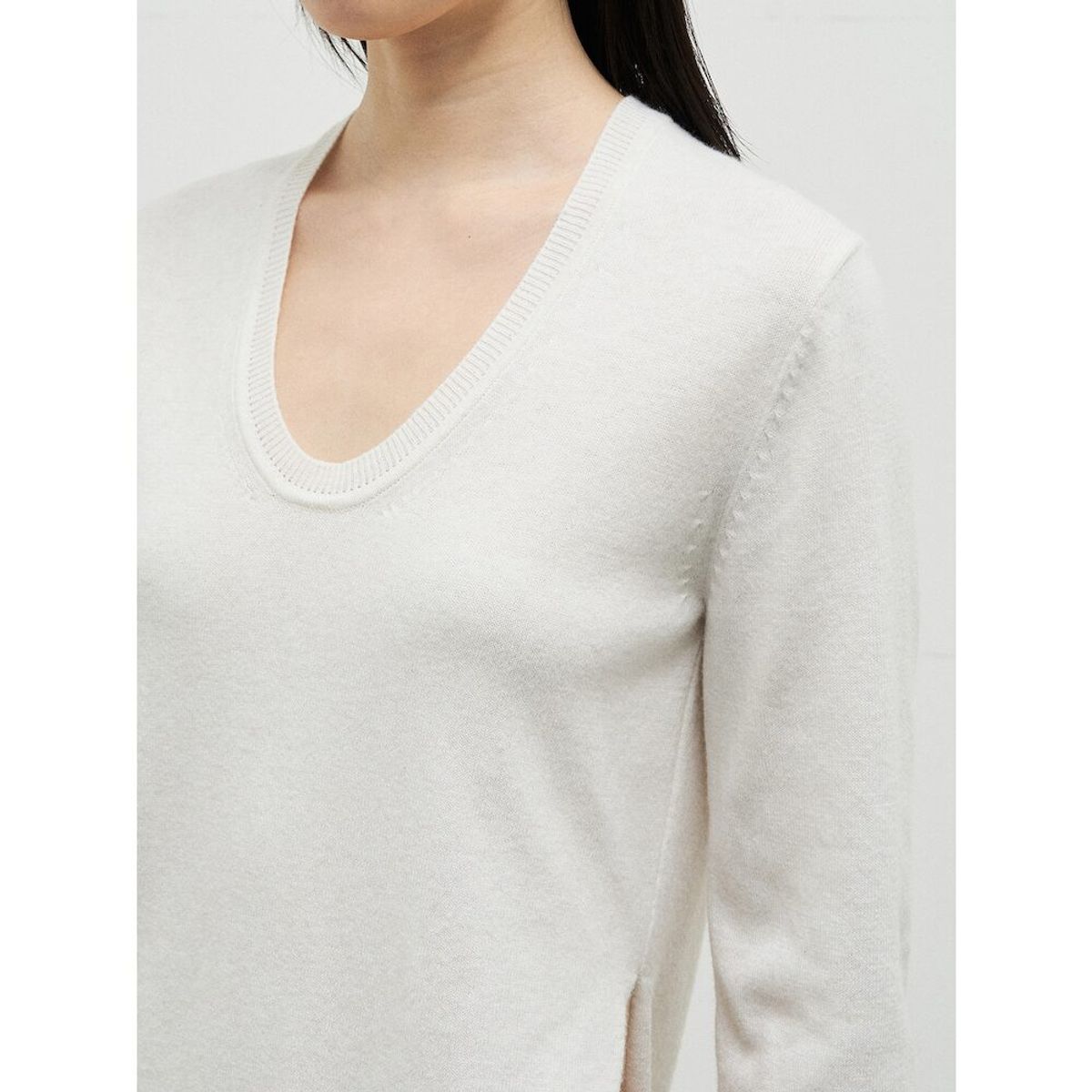 앙개(ANGGAE) U Neck Long Slit Pullover  White