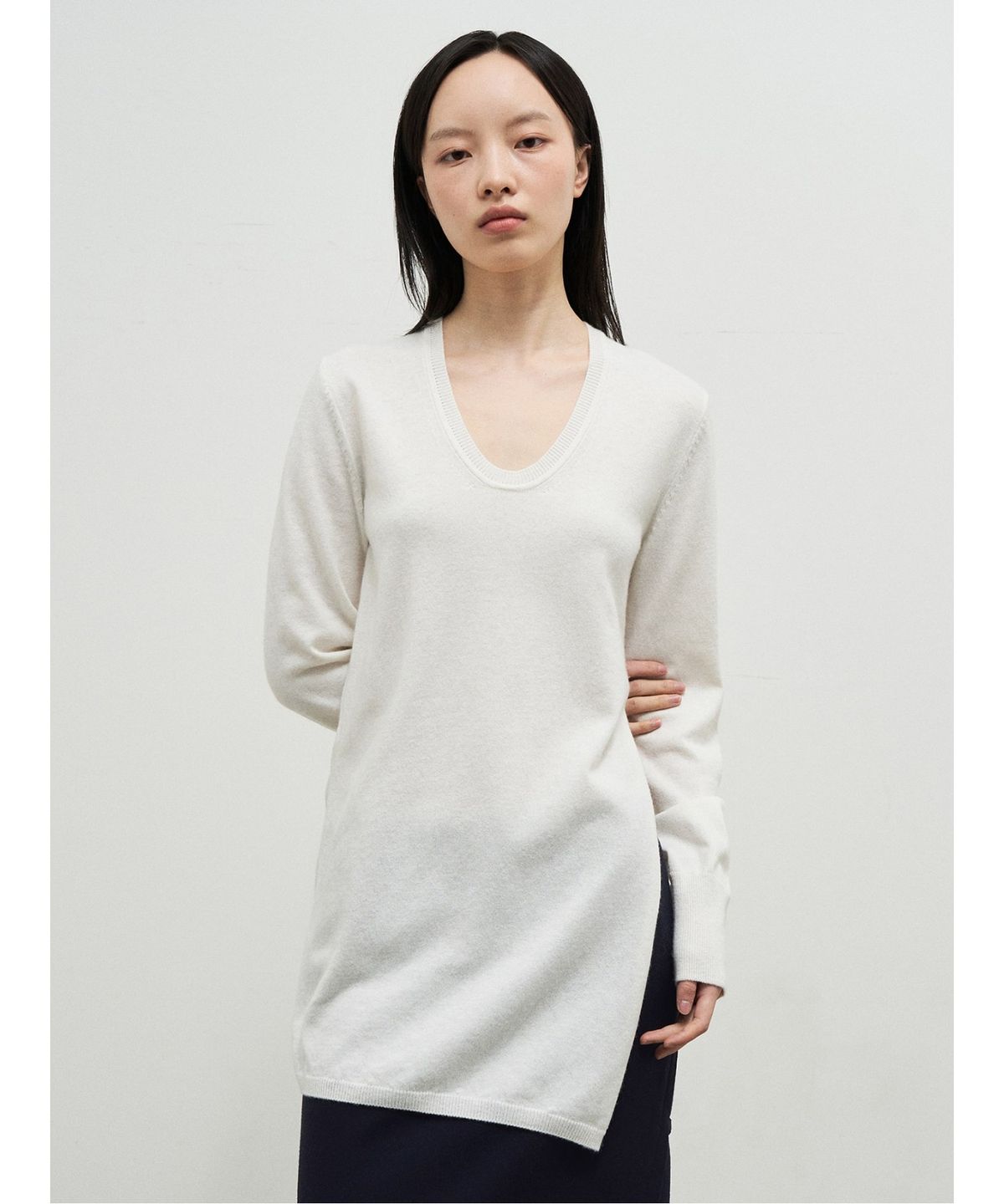 앙개(ANGGAE) U Neck Long Slit Pullover  White