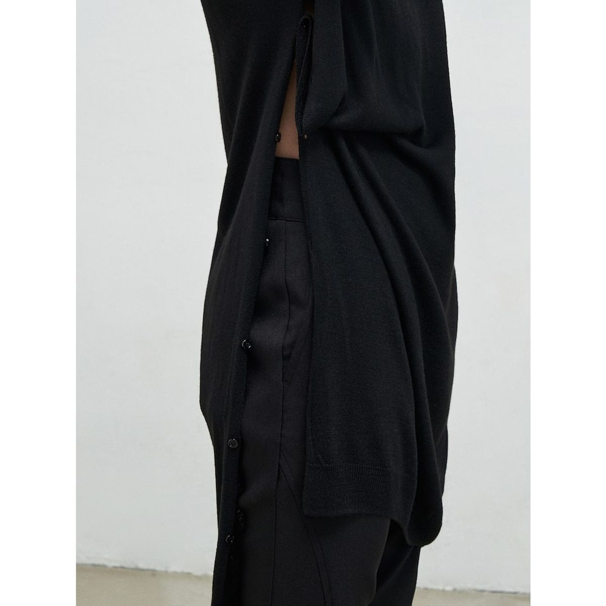 앙개(ANGGAE) Button Fluid Pullover  Black