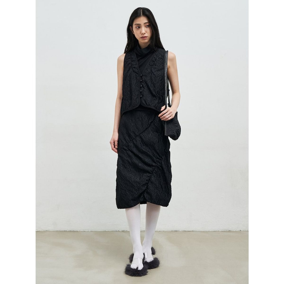 앙개(ANGGAE) Curved Line Jacquard Vest  Black