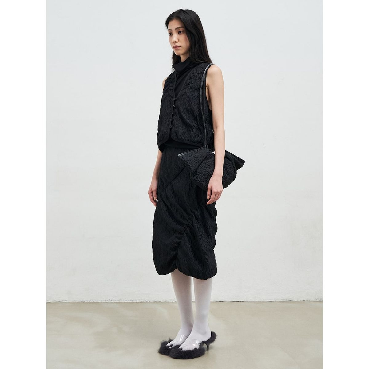 앙개(ANGGAE) Curved Line Jacquard Vest  Black
