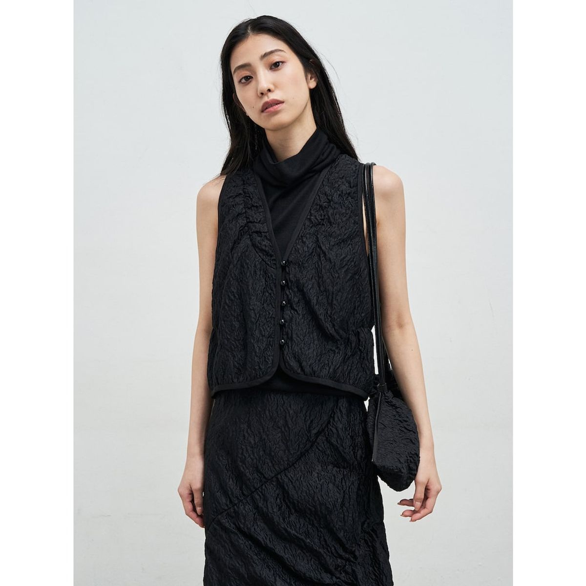 앙개(ANGGAE) Curved Line Jacquard Vest  Black