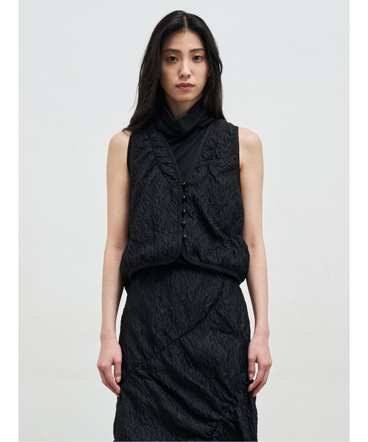 앙개(ANGGAE) Curved Line Jacquard Vest  Black