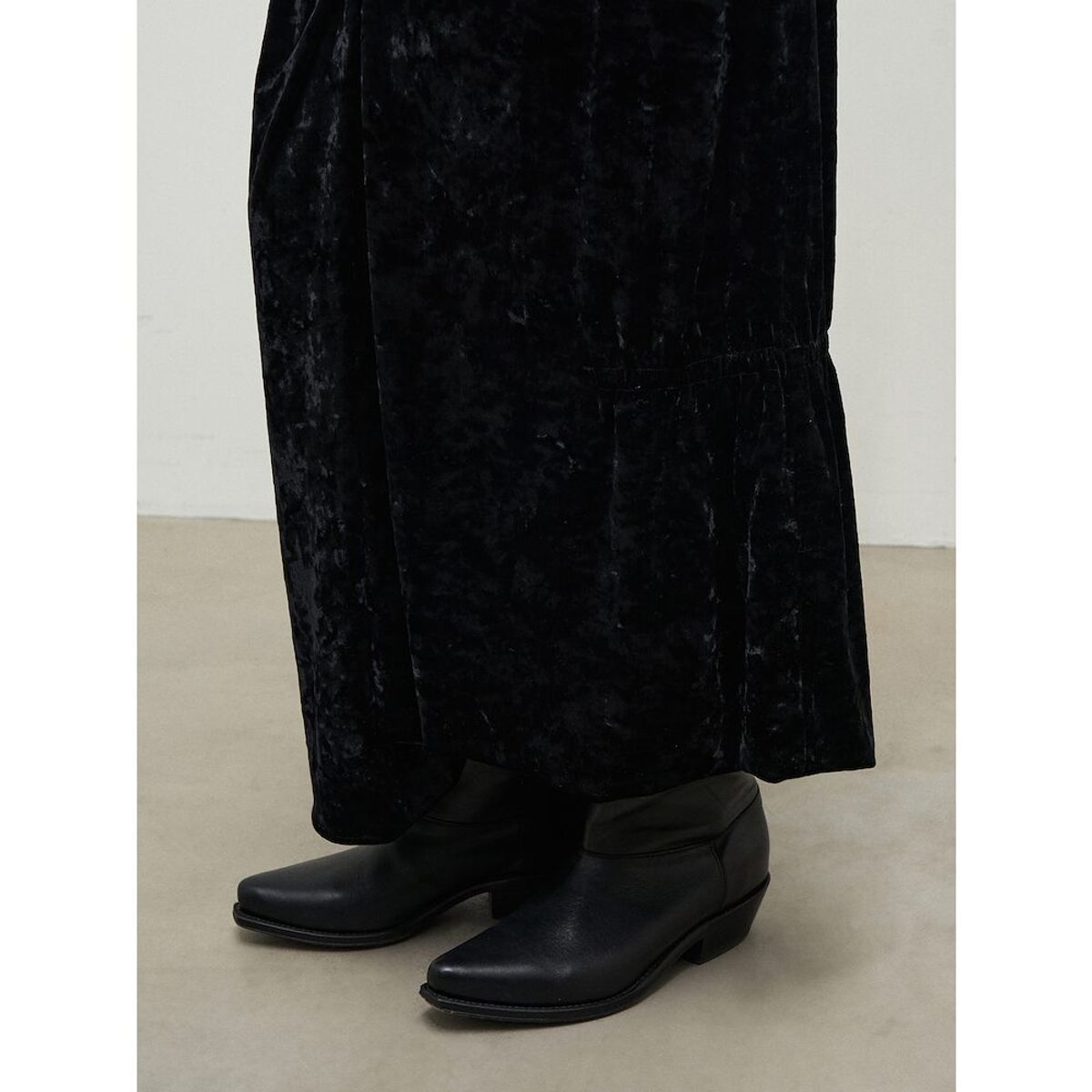 앙개(ANGGAE) Asymmetric Washed Velvet Shirring  Skirt  Black
